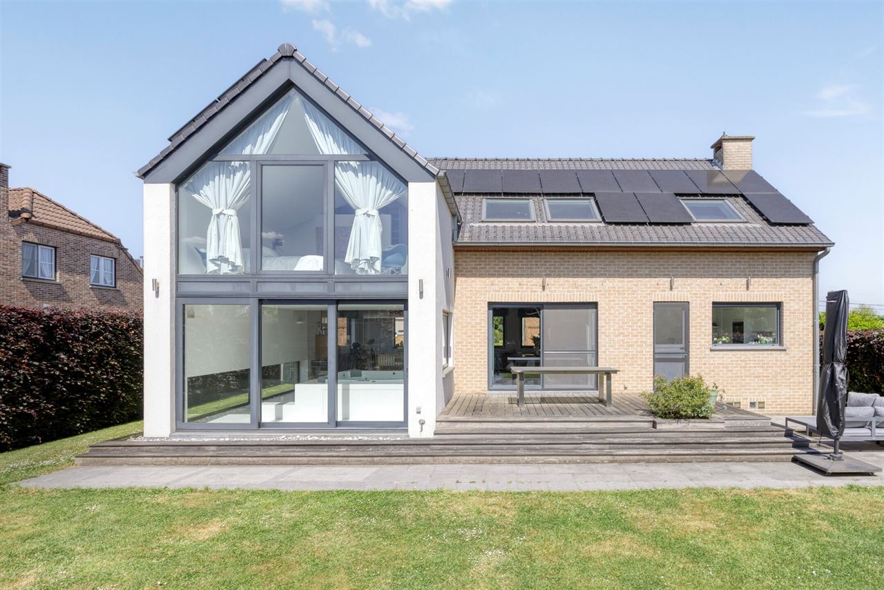 
Beautiful modern villa in quiet street