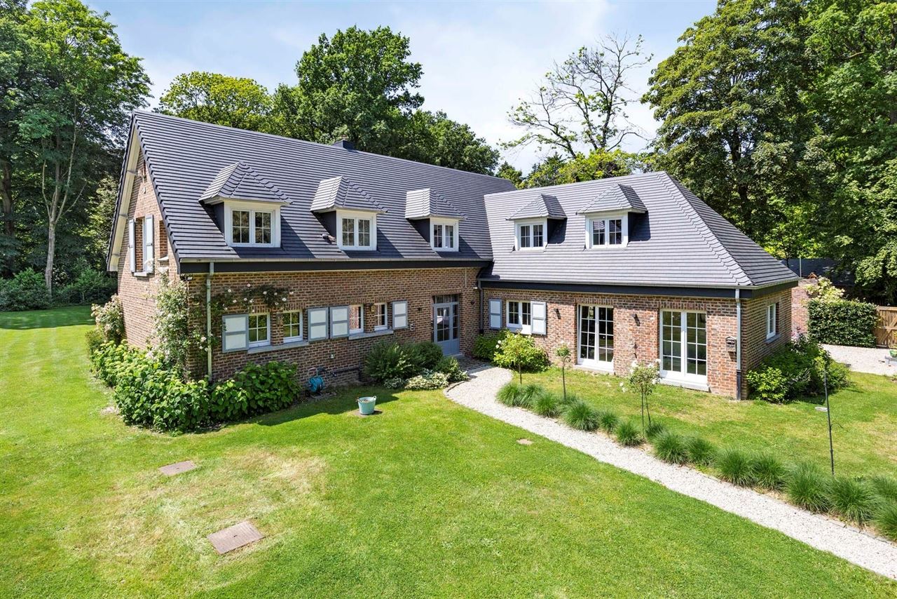 Beautiful and fully renovated villa in unique location