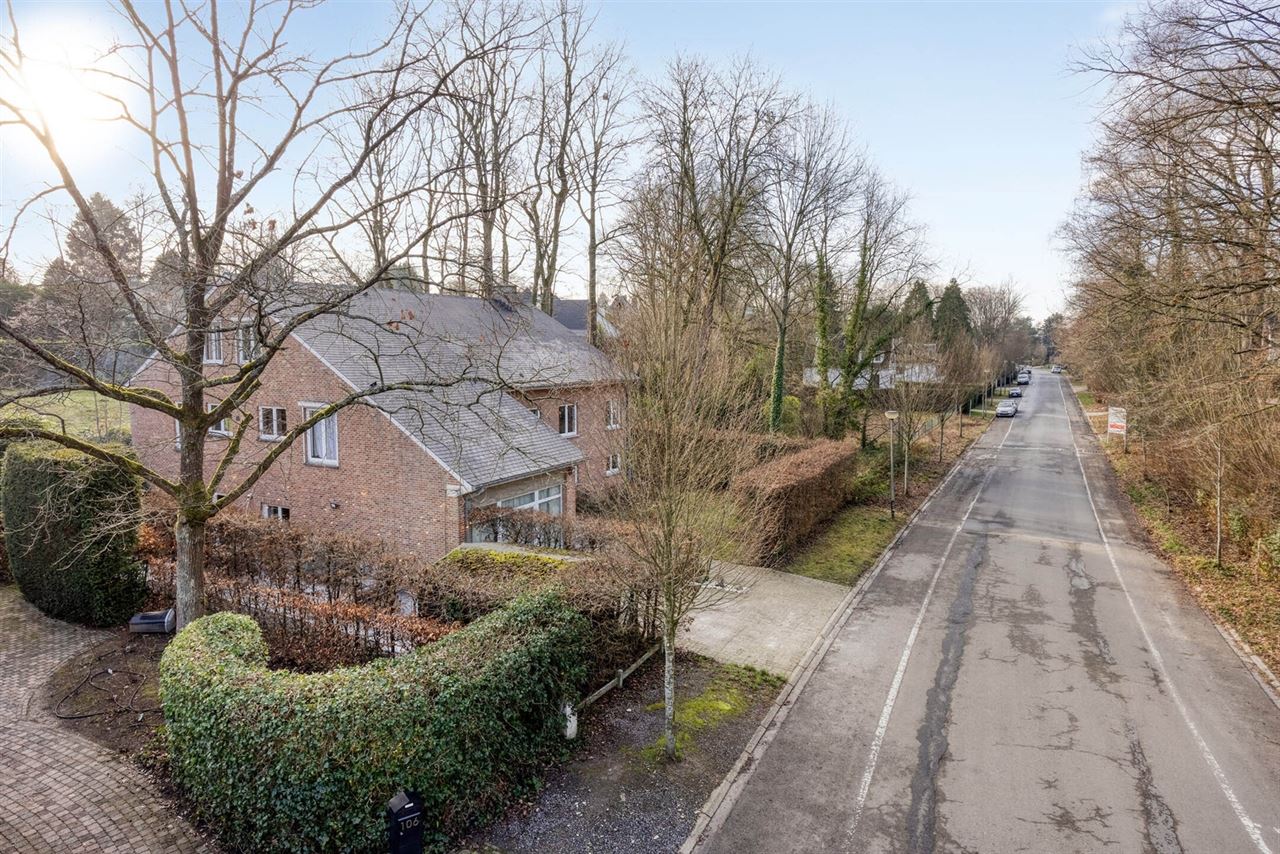 Volledig gerenoveerde hedendaagse villa ±487 m² in de Marnix wijk