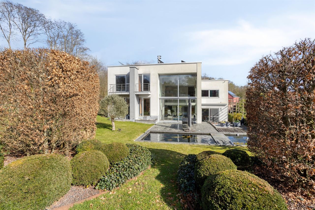 Lichtrijke, moderne villa in perfecte staat op rustige locatie