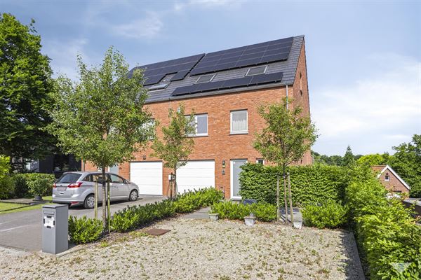 Maison familiale de 5 chambres à coucher, clé en main, dans un emplacement de choix