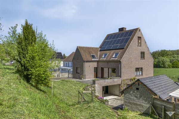 Spacious family home with 5 bedrooms in Neerijse