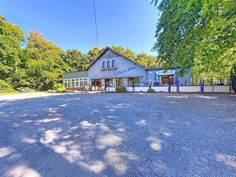 MAISON DE COMMERCE A USAGE ACTUEL DE RESTAURANT/BRASSERIE AVEC BOIS ET ETANG 
