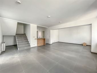 SUPERBE APPARTEMENT TRIPLEX 2 CHAMBRES AVEC PARKING ET COUR