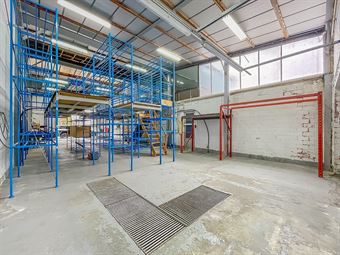 SPACIEUX ENTREPOT AVEC BUREAUX