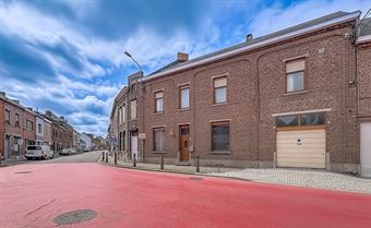 GRANDE MAISON AVEC GARAGE ET COUR