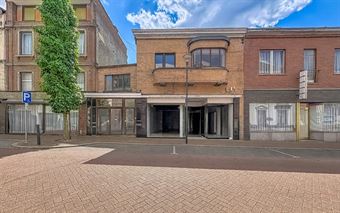 BONNE MAISON DE COMMERCE AVEC LOGEMENT ET GARAGE 