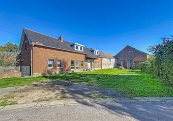 FERME AVEC GRANGE A RENOVER