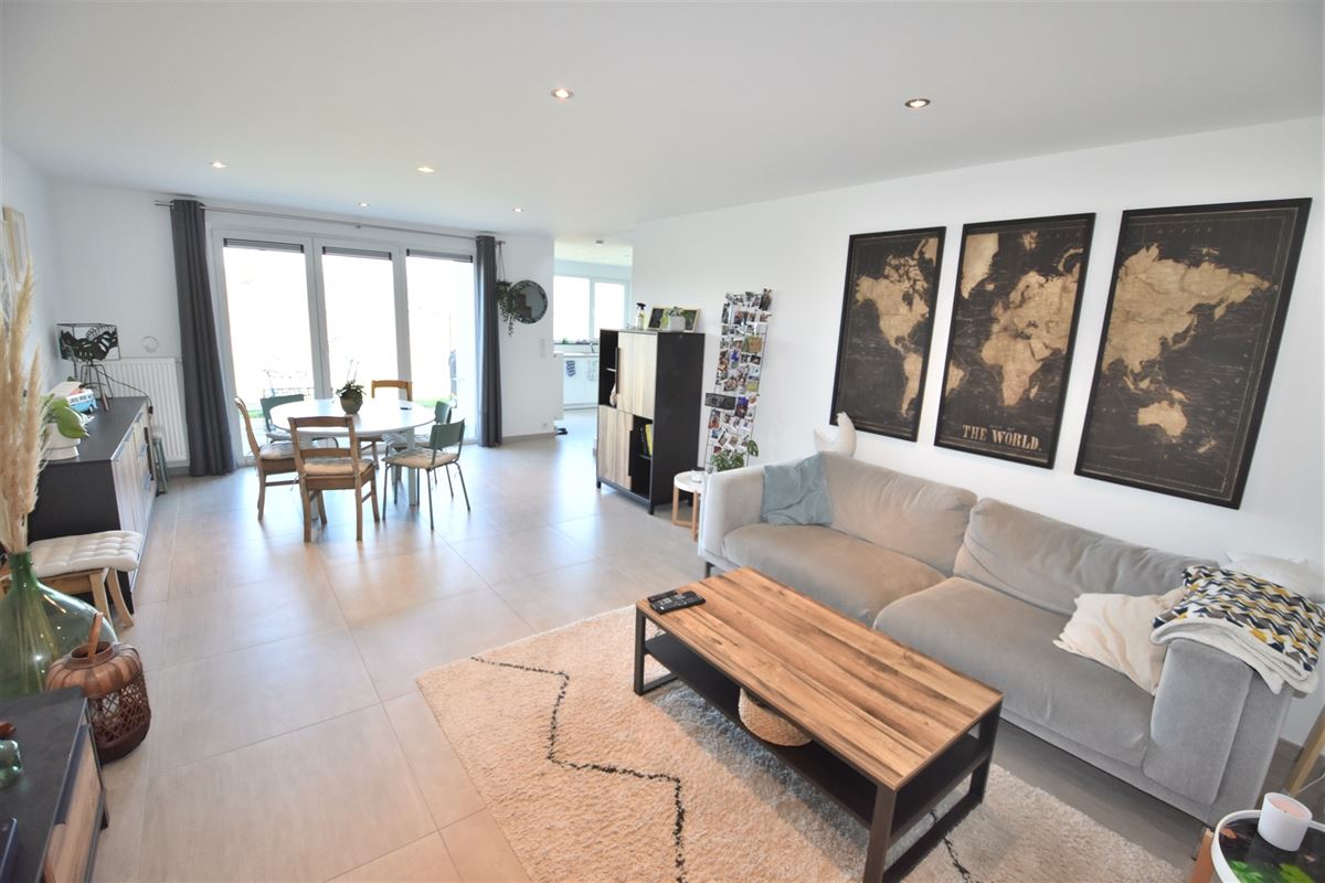 Magnifique construction mitoyenne de 2020, 3ch, garage, terrasse et jardin.