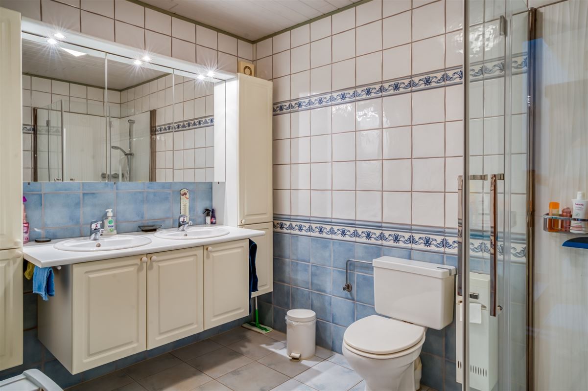 Fermette authentique avec grand terrain sur 33a 40ca.