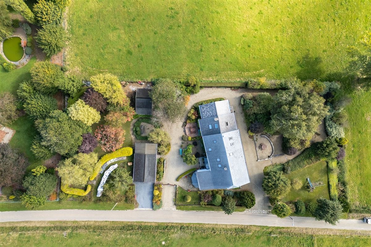 Fermette authentique avec grand terrain sur 33a 40ca.