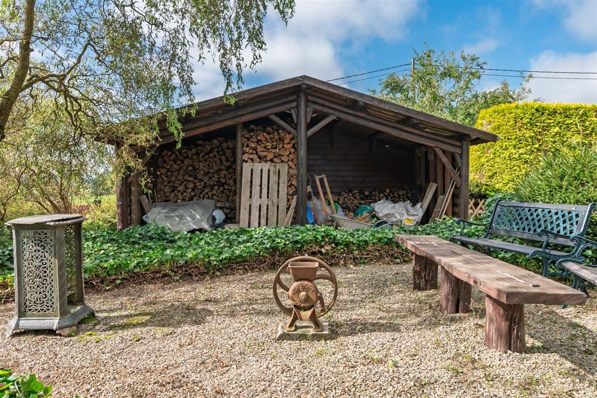 Fermette authentique avec grand terrain sur 33a 40ca.