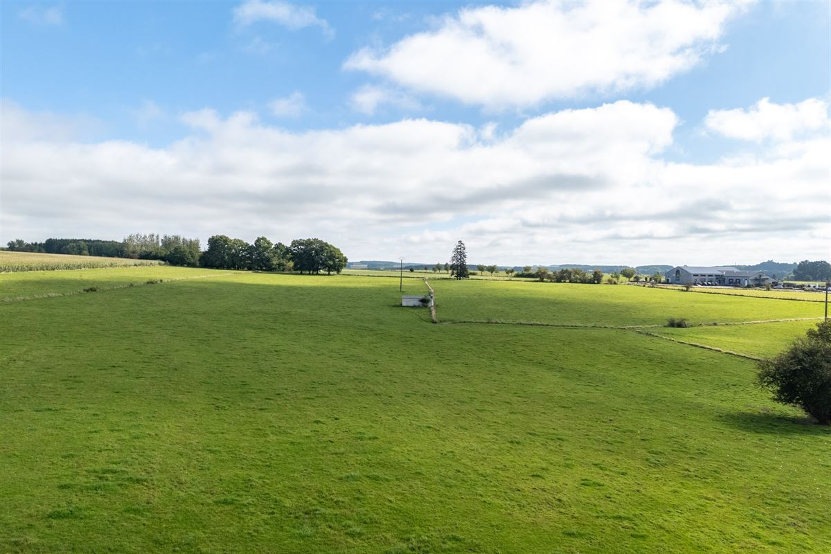 Fermette authentique avec grand terrain sur 33a 40ca.