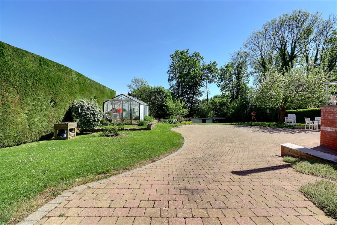 Villa/maison/ferme à BOUGE (5 chambres)