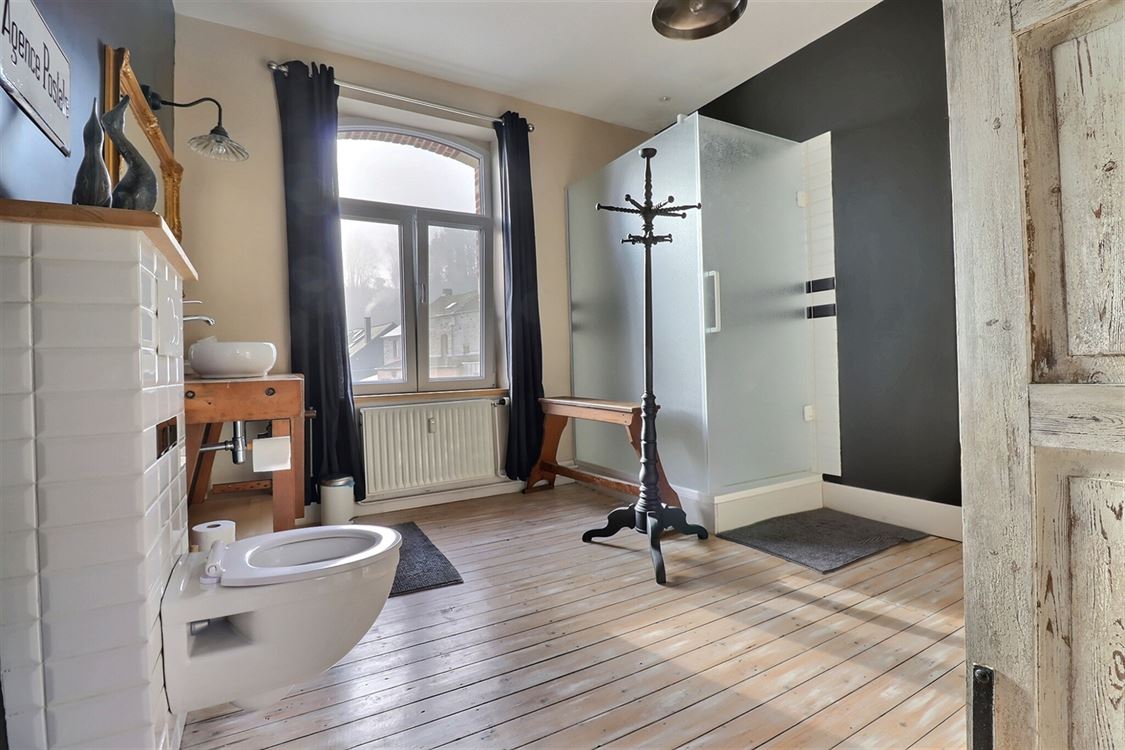 Villa/maison/ferme à ANNEVOIE-ROUILLON (18 chambres)