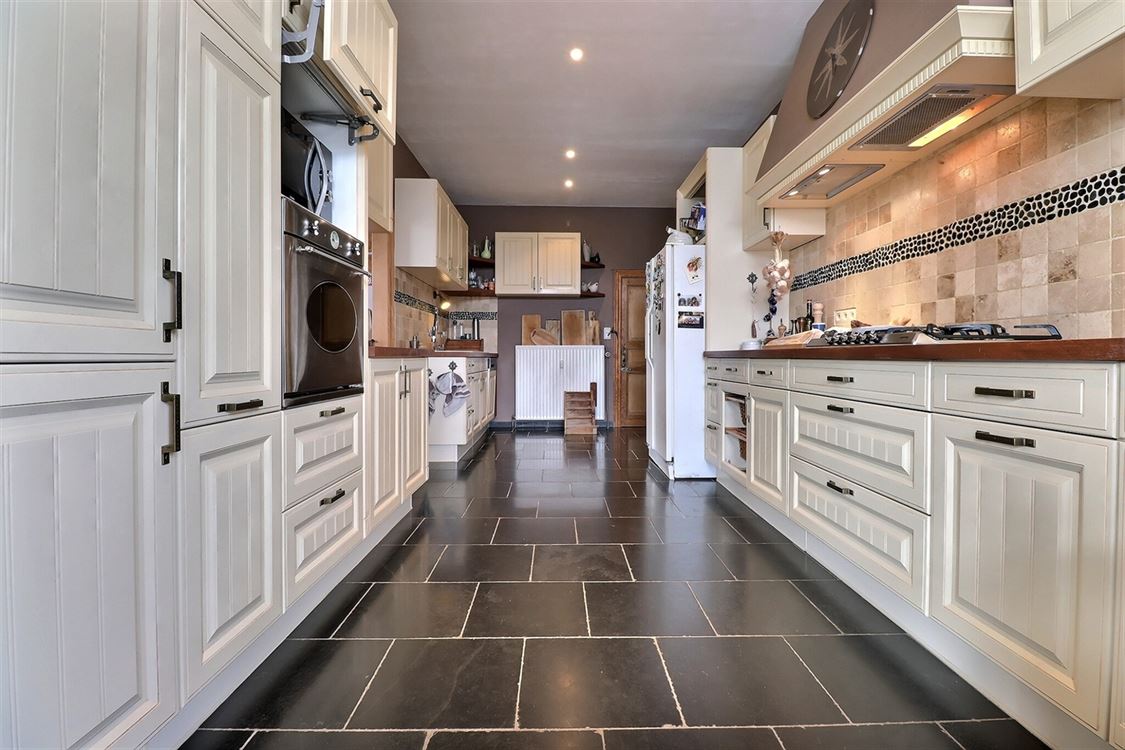 Villa/maison/ferme à ANNEVOIE-ROUILLON (18 chambres)