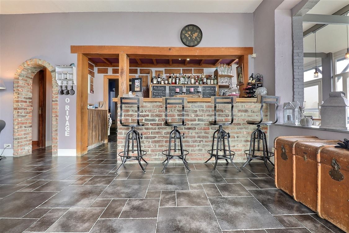 Villa/maison/ferme à ANNEVOIE-ROUILLON (18 chambres)