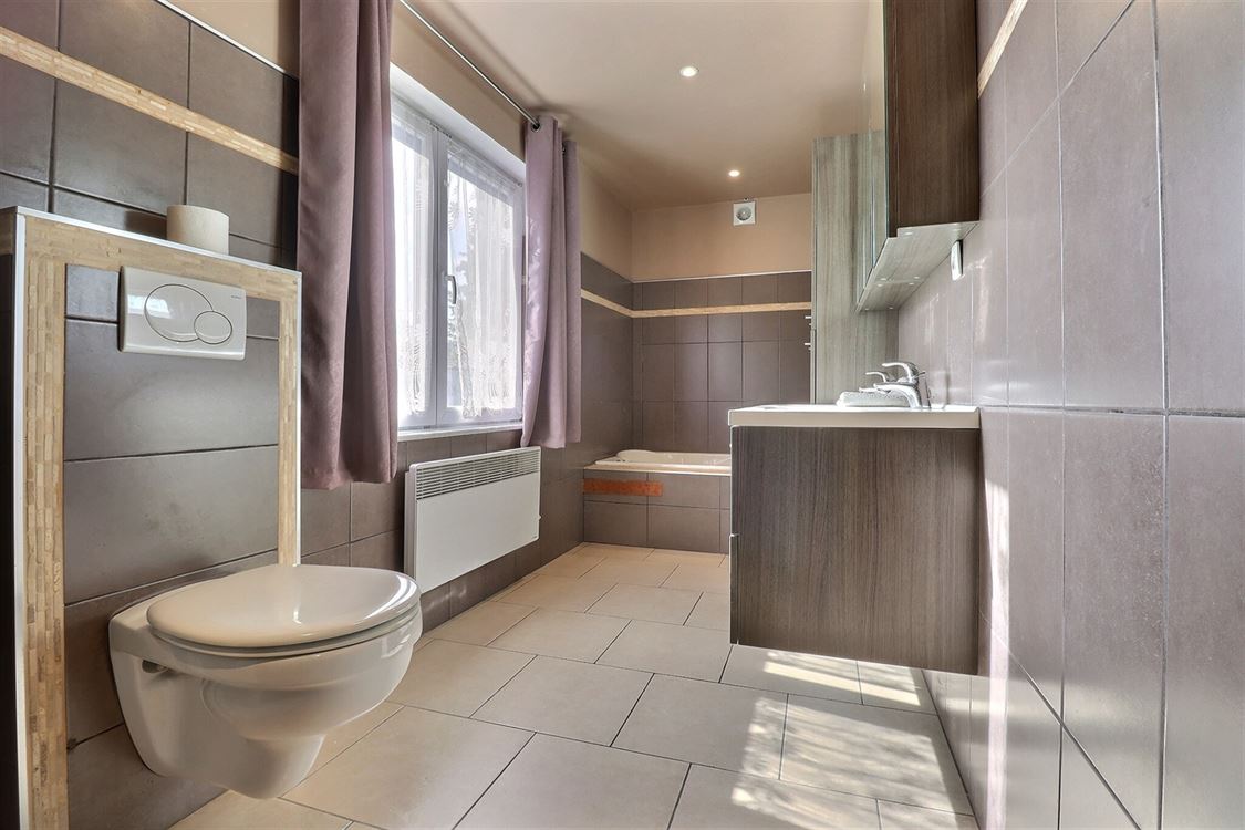 Villa/maison/ferme à Saint-Servais (3 chambres)