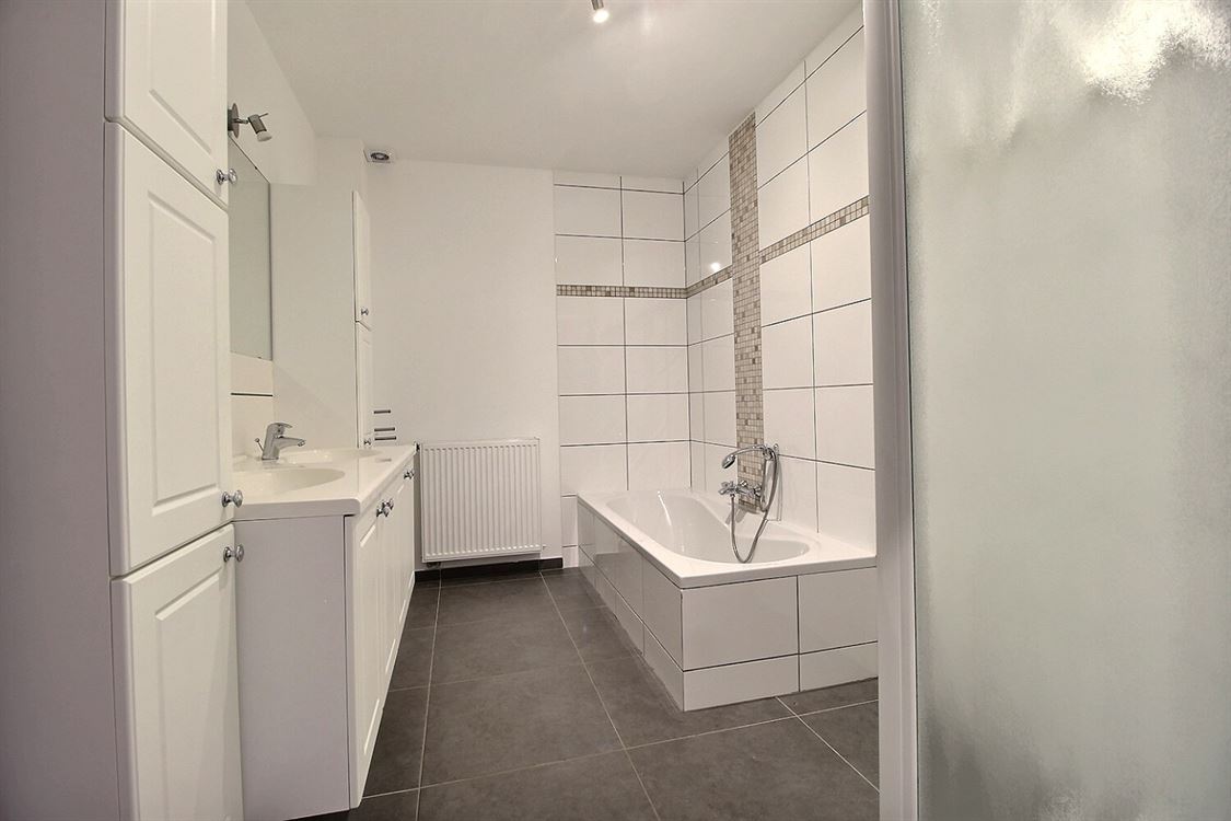 Villa/maison/ferme à JAMBES (4 chambres)