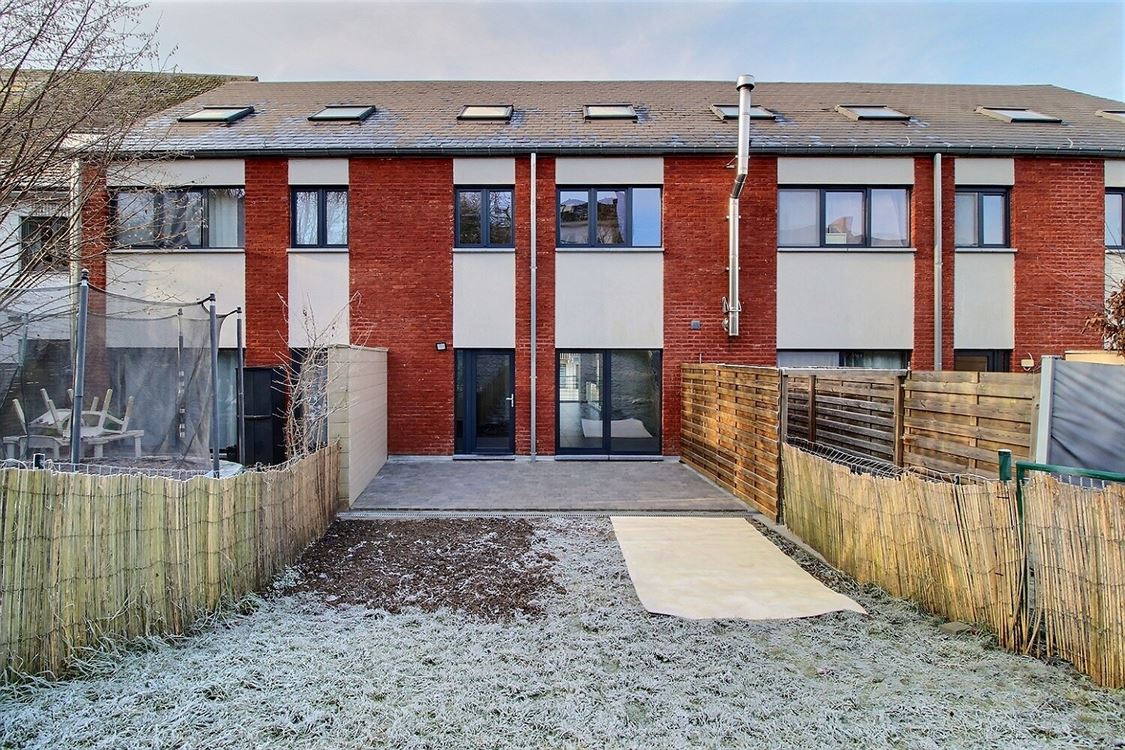 Villa/maison/ferme à JAMBES (4 chambres)