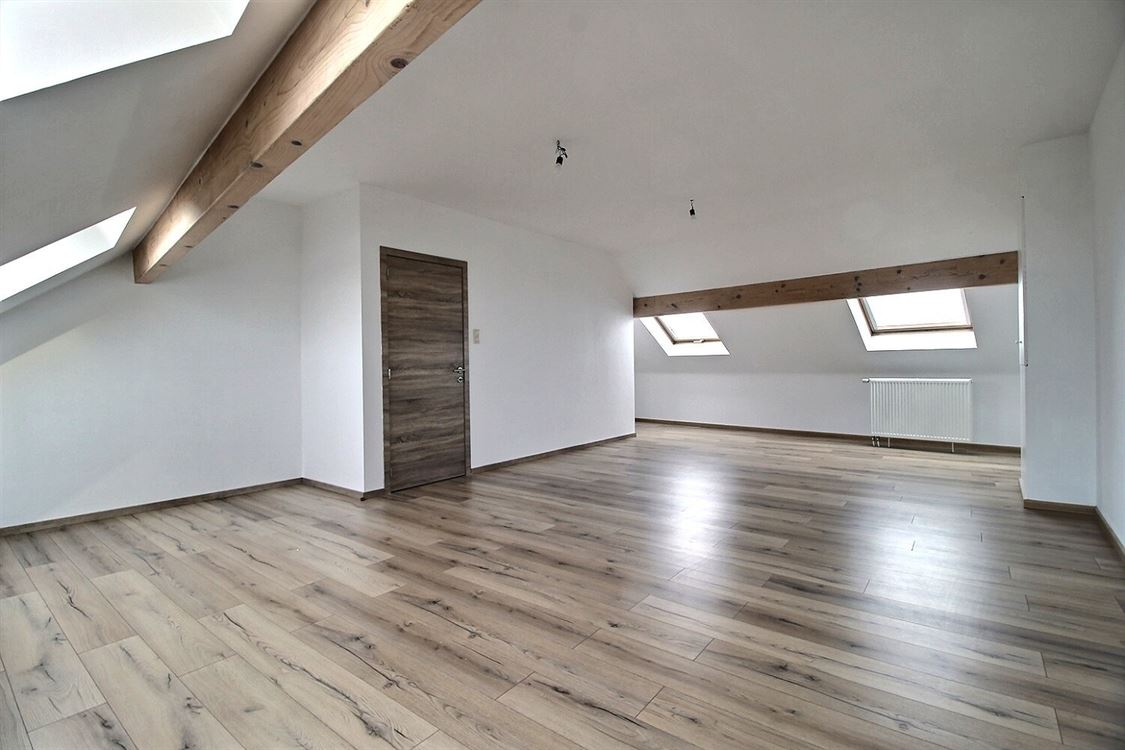 Villa/maison/ferme à JAMBES (4 chambres)