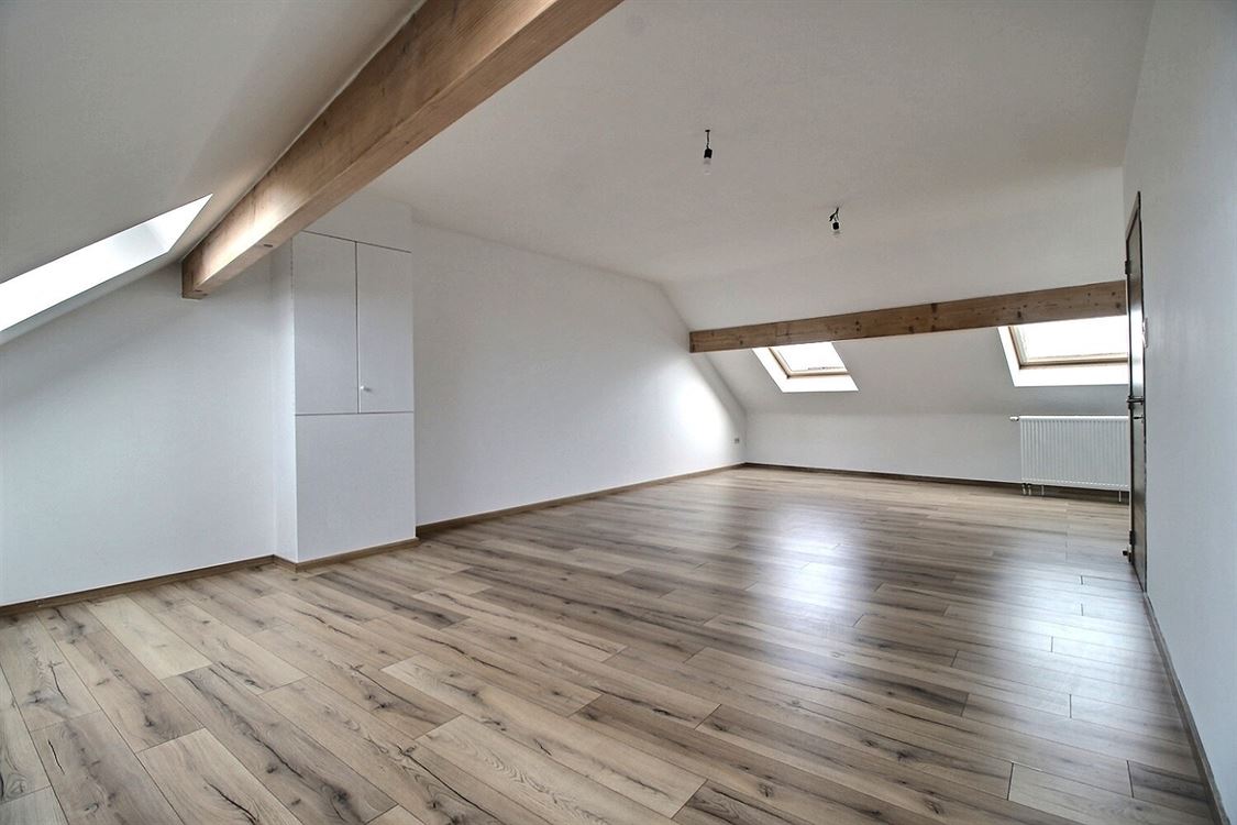 Villa/maison/ferme à JAMBES (4 chambres)