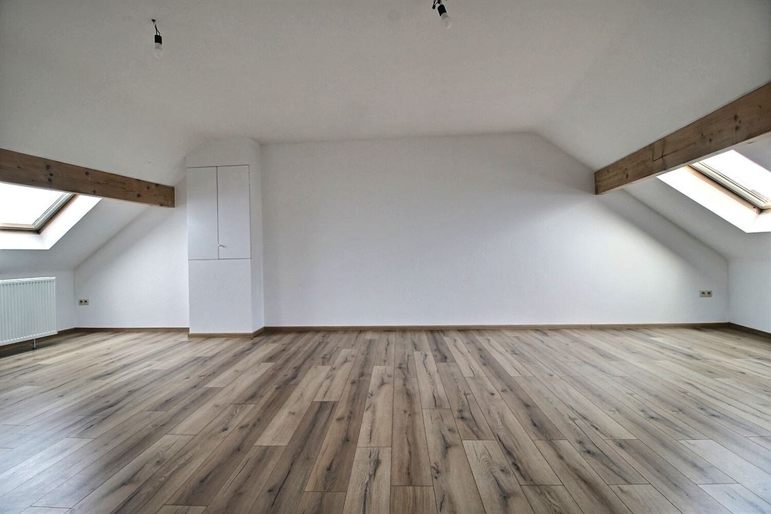 Villa/maison/ferme à JAMBES (4 chambres)