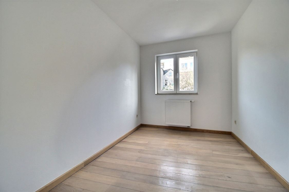 Villa/maison/ferme à JAMBES (4 chambres)