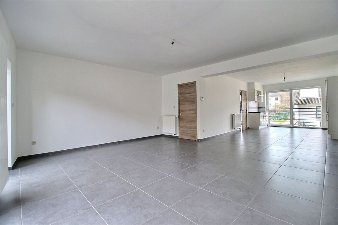 Villa/maison/ferme à JAMBES (4 chambres)