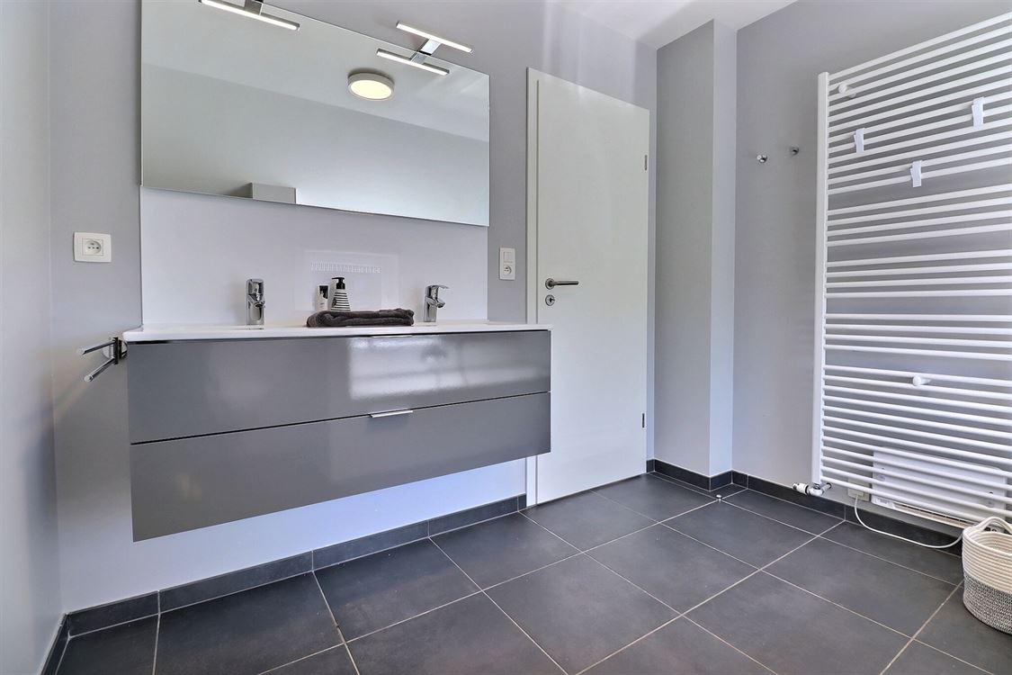 Villa/maison/ferme à ERPENT (3 chambres)