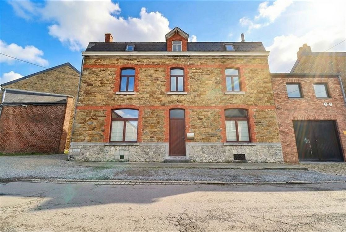 Villa/maison/ferme à LUSTIN (5 chambres)