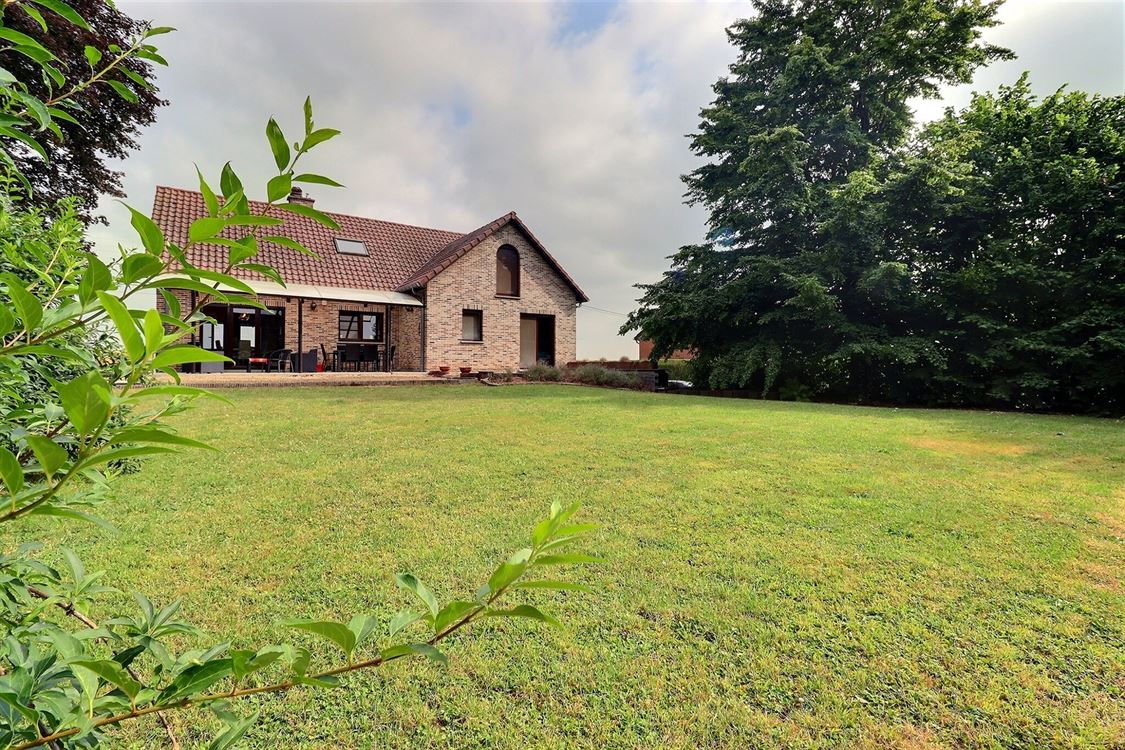 Villa/maison/ferme à BOSSIÈRE (4 chambres)