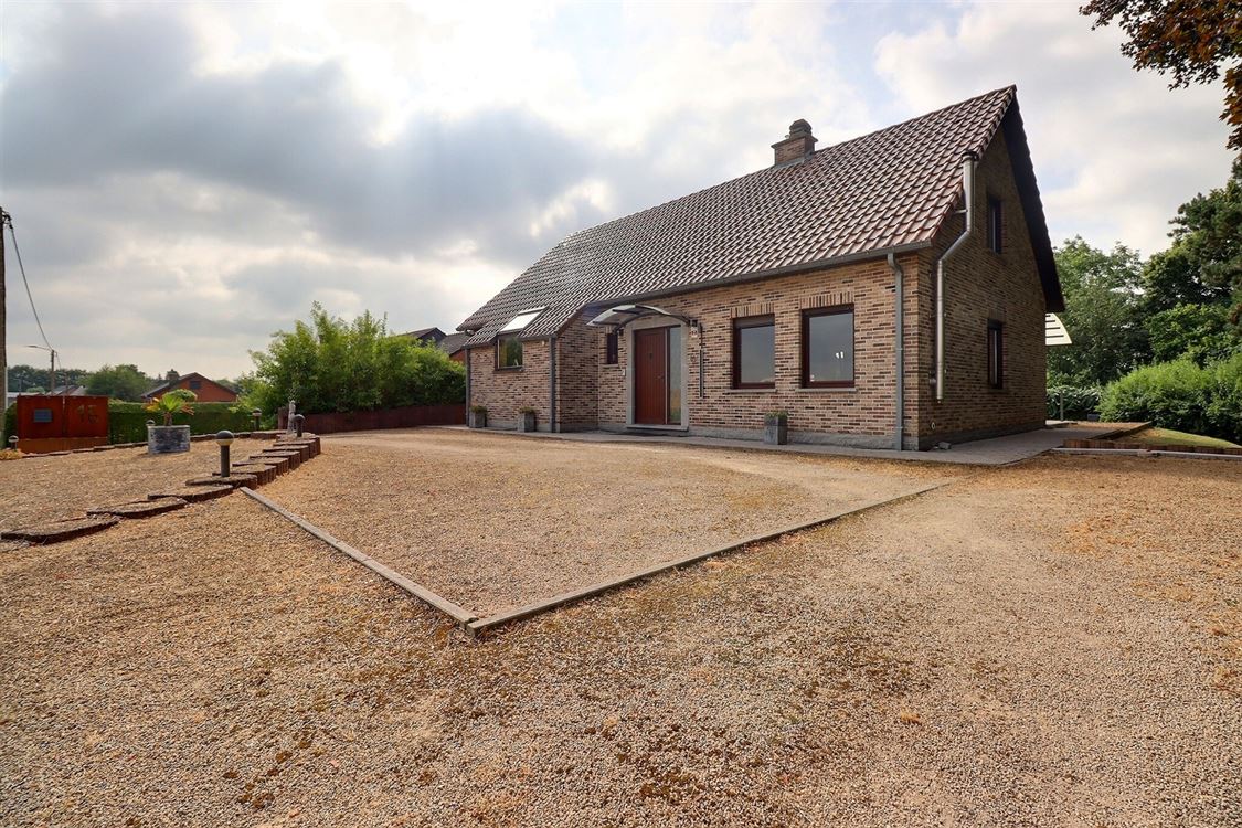 Villa/maison/ferme à BOSSIÈRE (4 chambres)