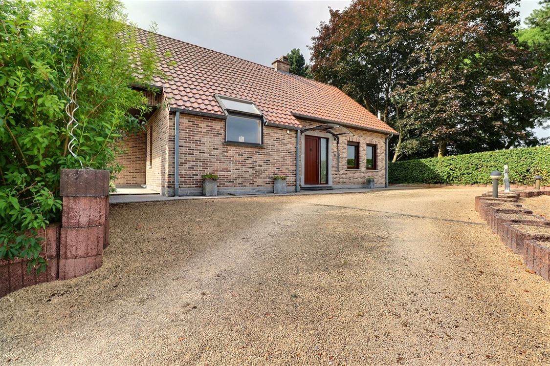 Villa/maison/ferme à BOSSIÈRE (4 chambres)