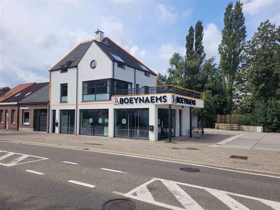 Zeer ruim appt met groot terras en parking