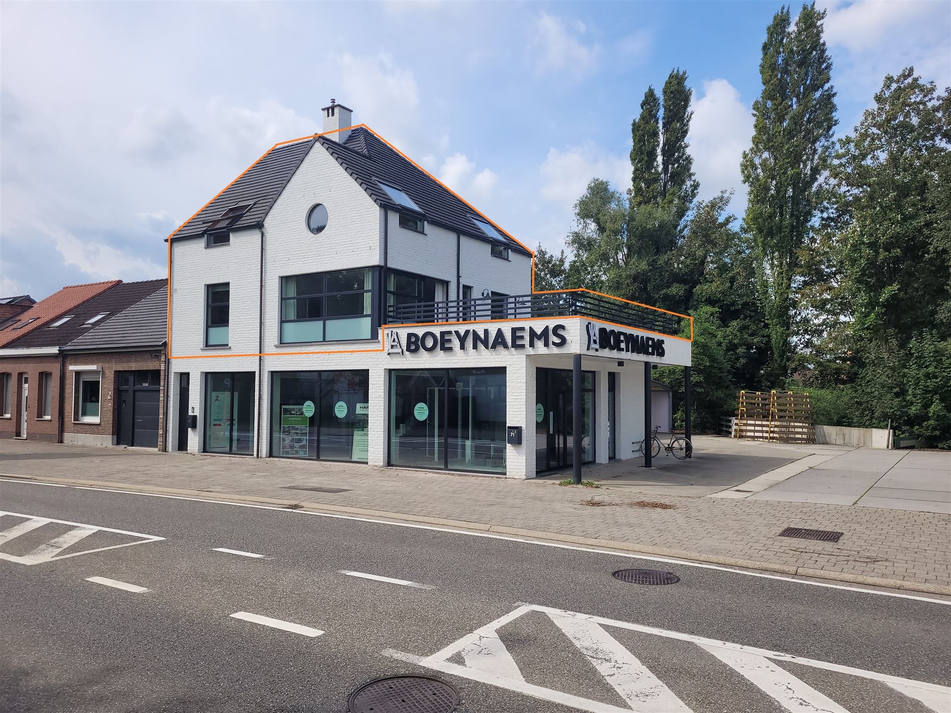 Zeer ruim appt met groot terras en parking