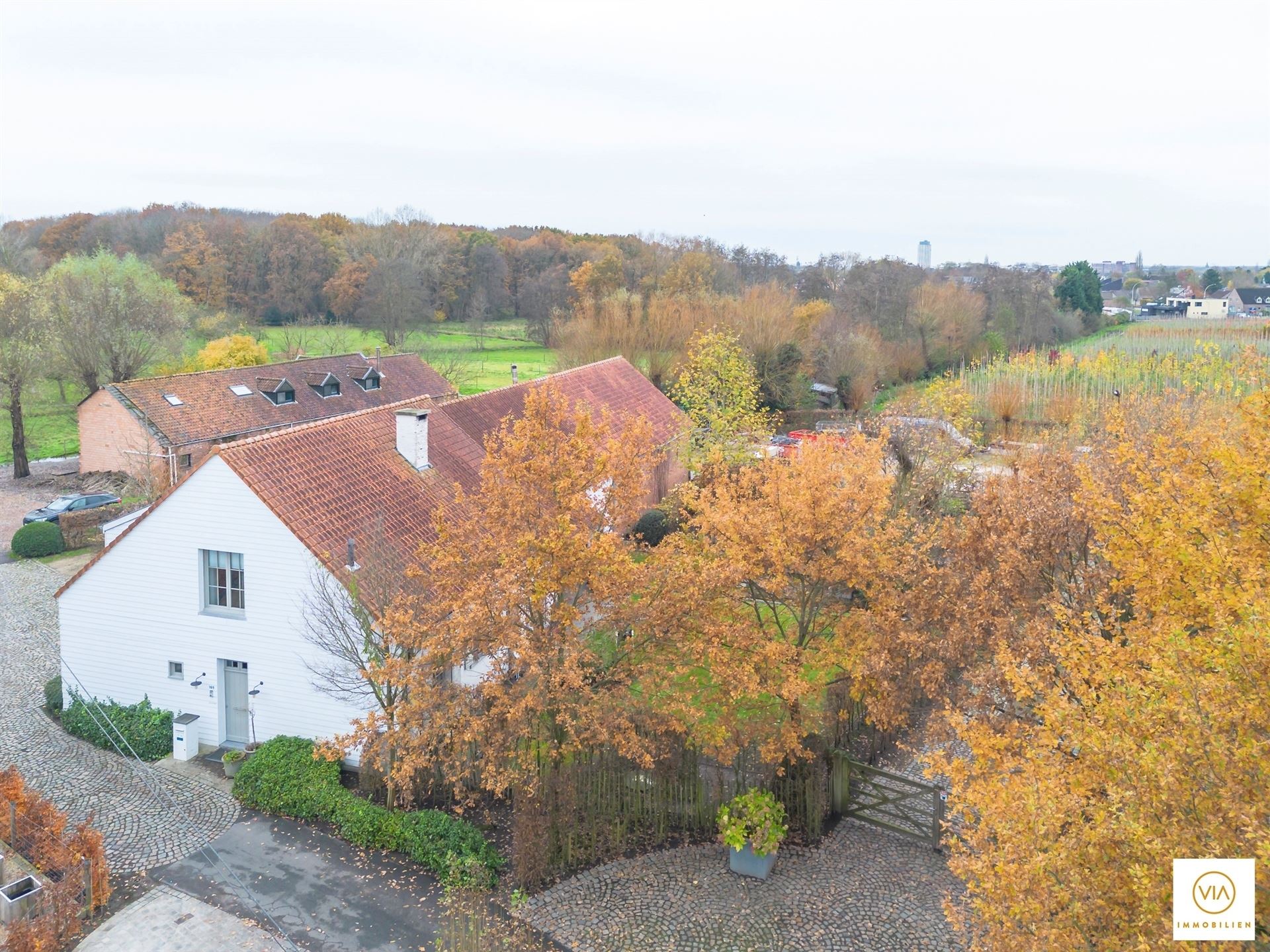 villa met burelen en opslagruimte-vernieuwde staat