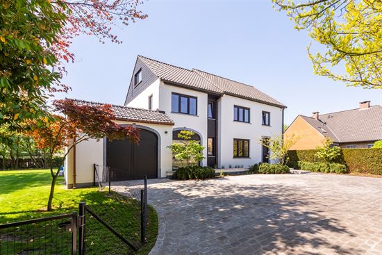 Fraai vernieuwde villa met 1500 m² grond