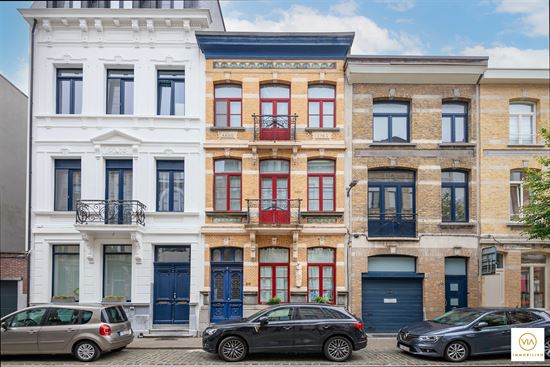Authentiek te renoveren herenhuis op topligging