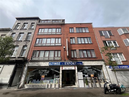 Appartementsgebouw met grote winkel (450m²)