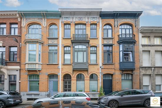 Fraai gerenoveerde woning op topligging met 4slk en 2 bdk