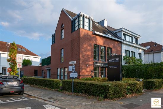 Commerciële ruimte met appartement en garagE.