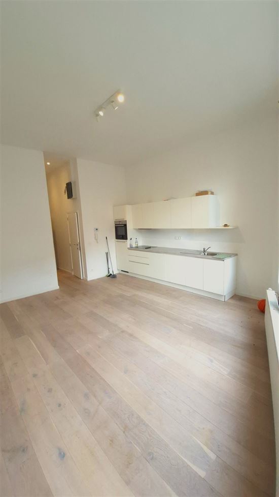 Gerenoveerd appt met slpk. en bureel