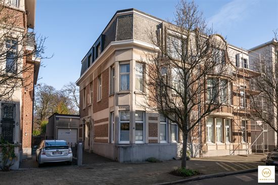 Karaktervolle woning met tuin en garages