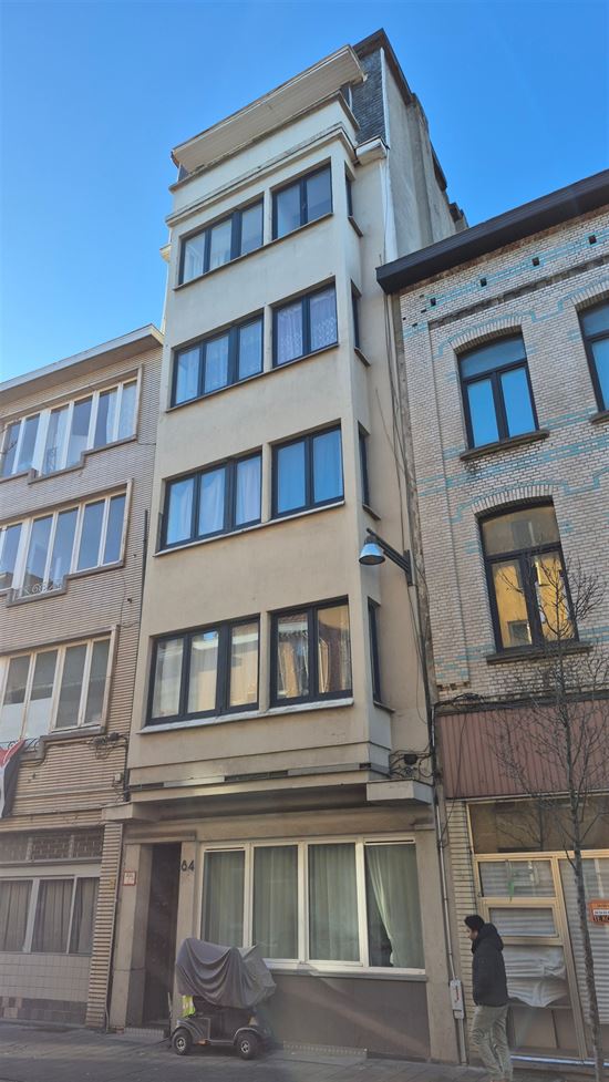 12 verhuurde appartementen in volledig conform gebouw