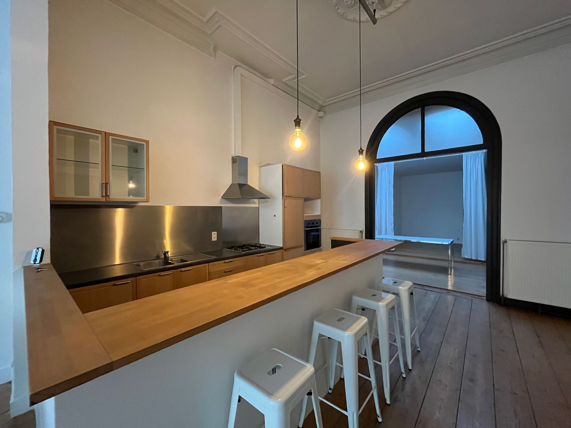 Groot appartement met hoge plafonds en één slaapkamer