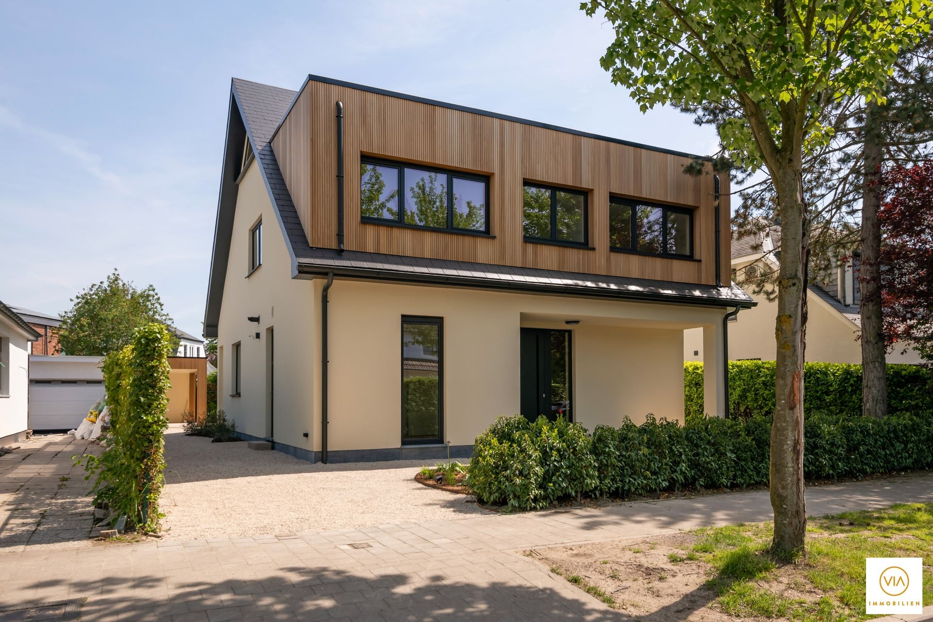 Fraai heropgebouwde villa met 6 slk & 2 bdk