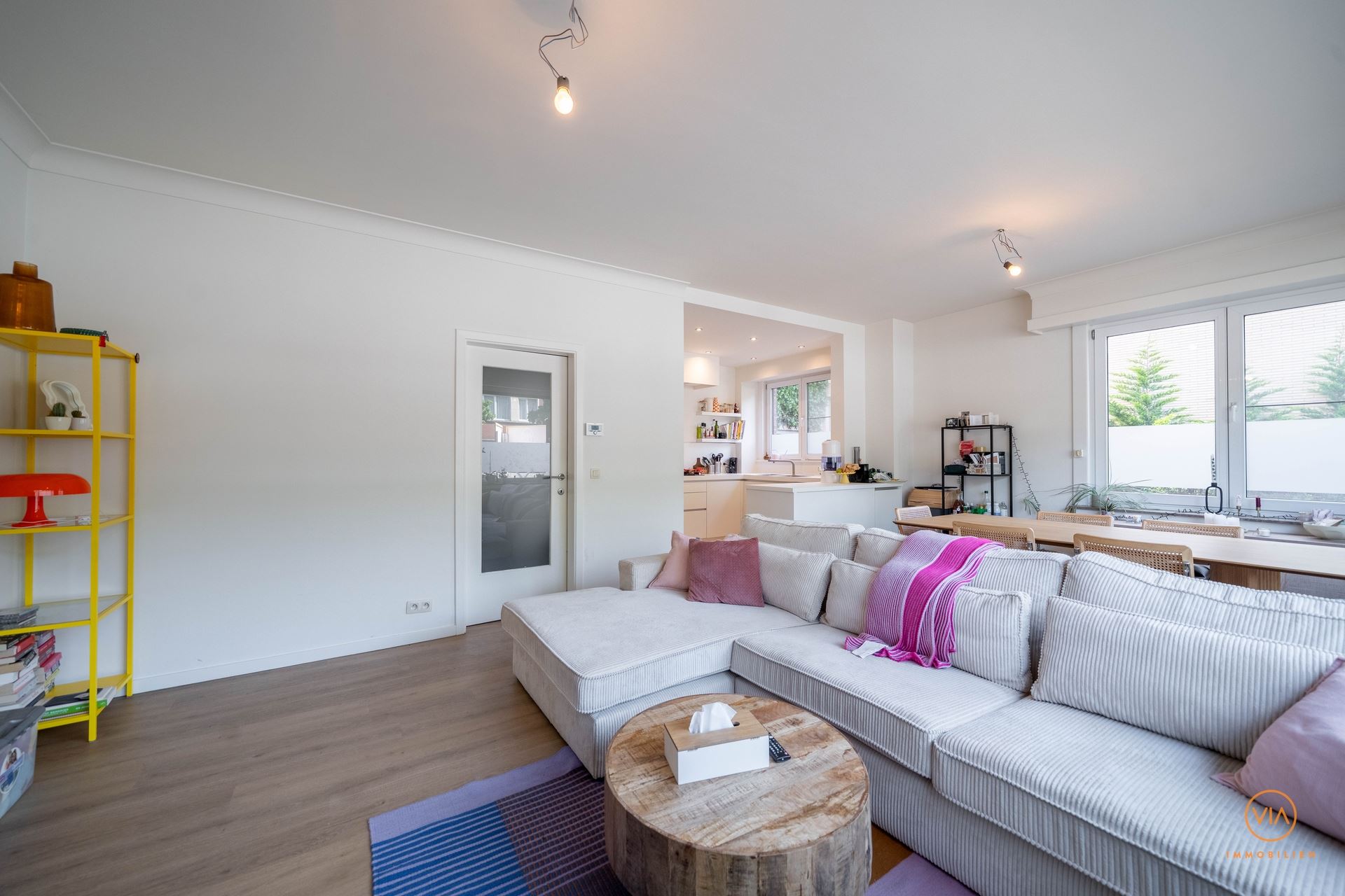 Gelijkvloers appt. met 3 kamers, terras, tuin en 2 garages