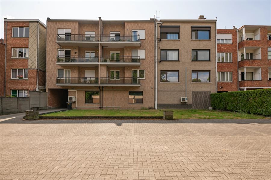 Kantoorgebouw + 6 staanplaatsen