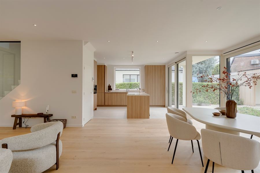 Fraai heropgebouwde villa met 6 slk & 2 bdk